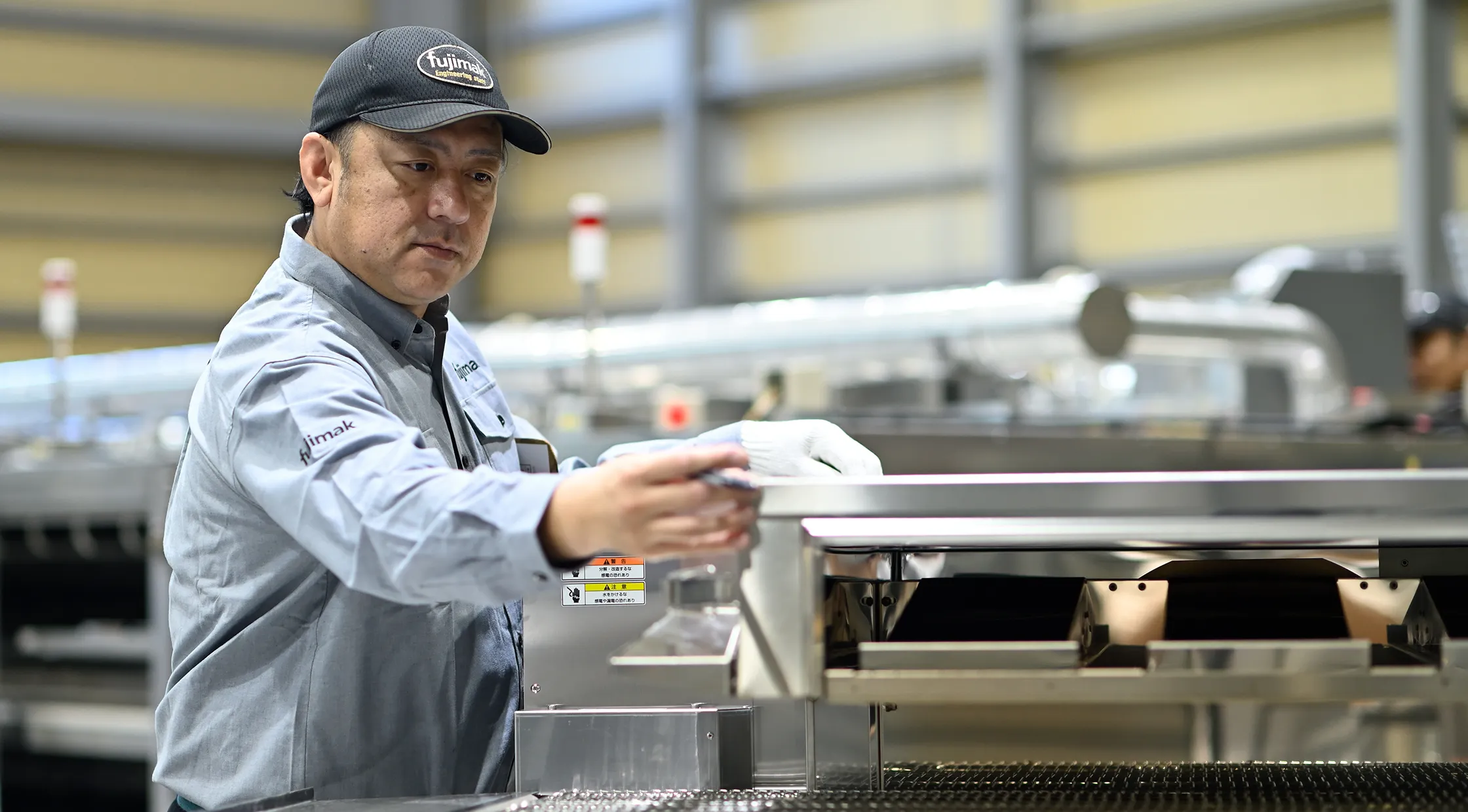 fujimakで働く製品検査職のYさんが機器の状態を調べている様子