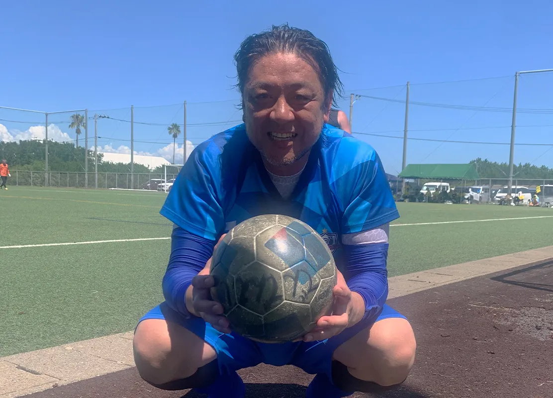 fujimakで働く製品検査職のYさんが休日にサッカーをする様子
