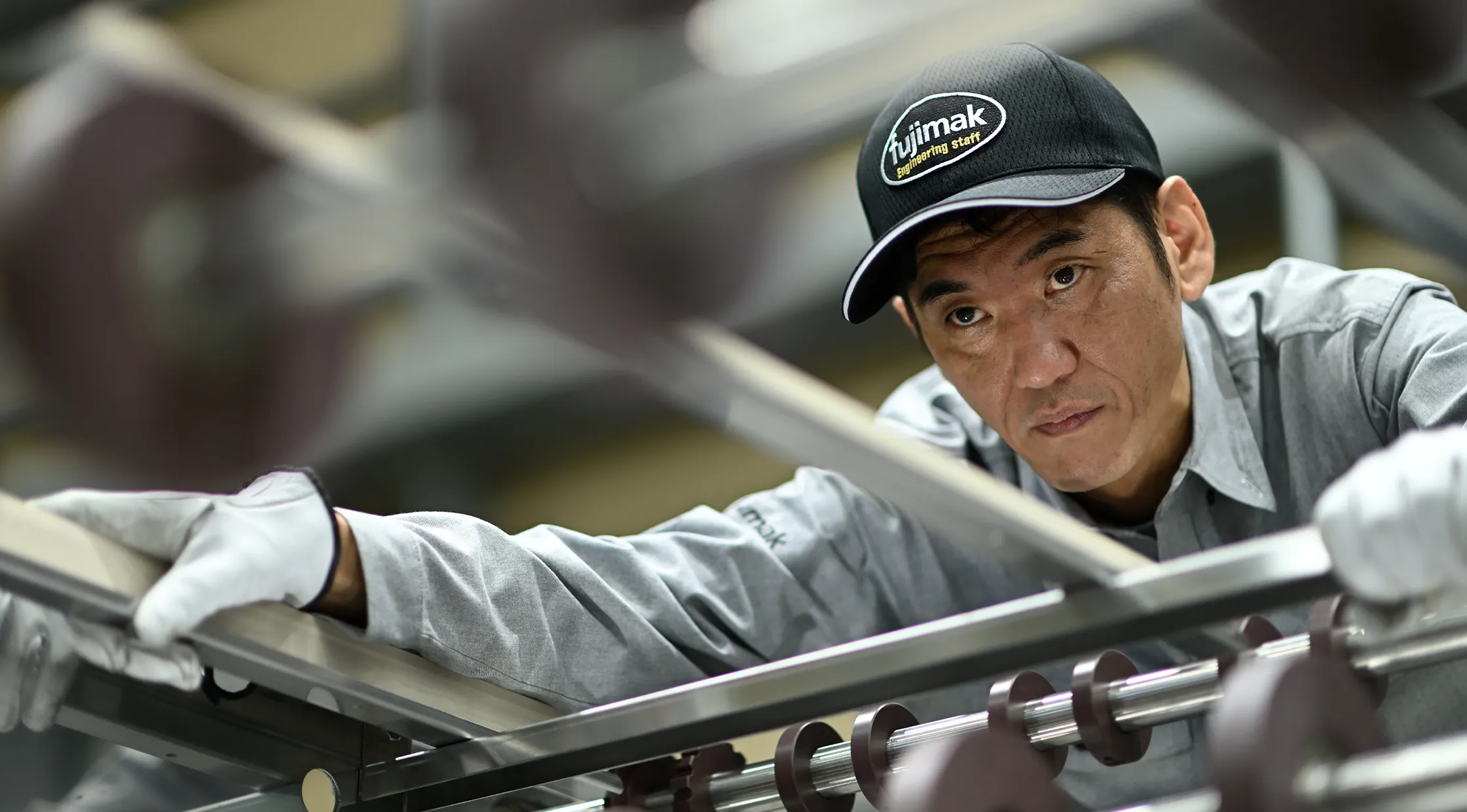 fujimakで働く製造職のTさんが機器の組み立てを行う様子