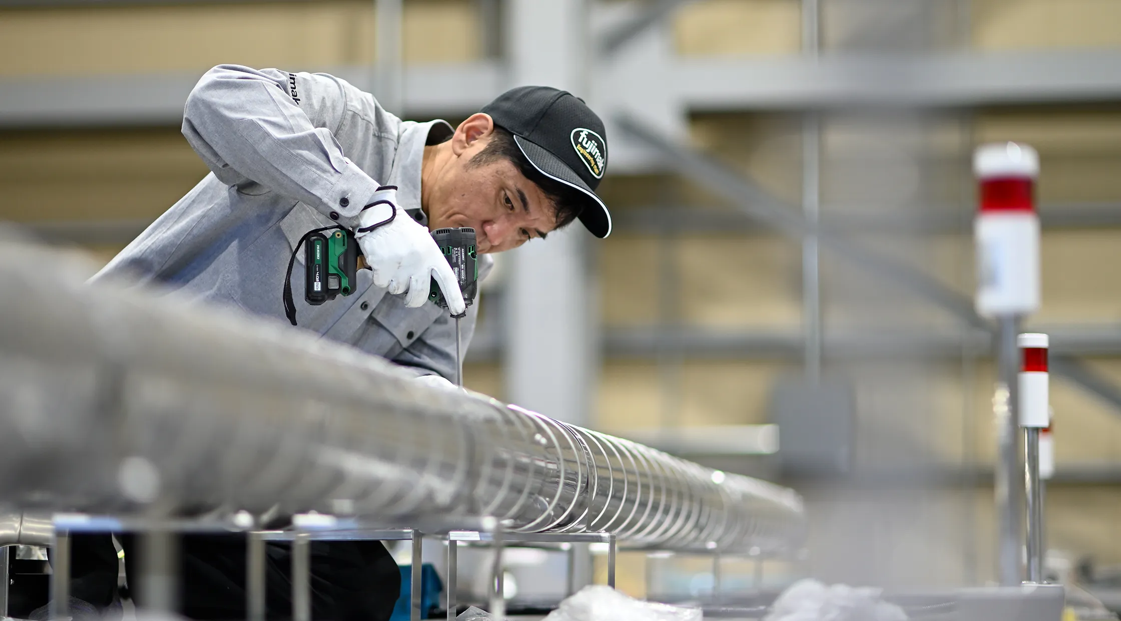 fujimakで働く製造職のTさんが工具を持って作業する様子
