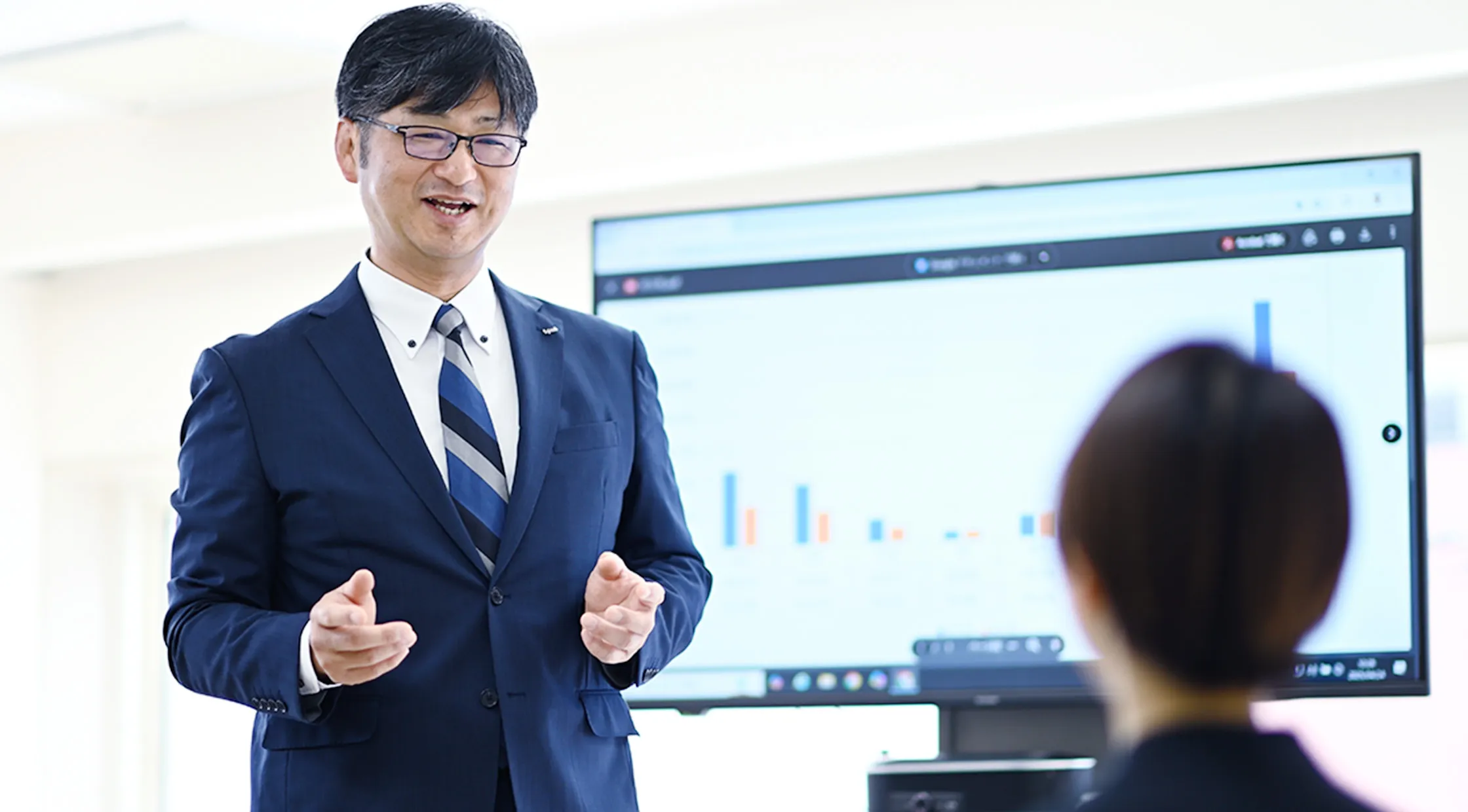 fujimakで働く営業職のYさんがお客様に提案をしている様子
