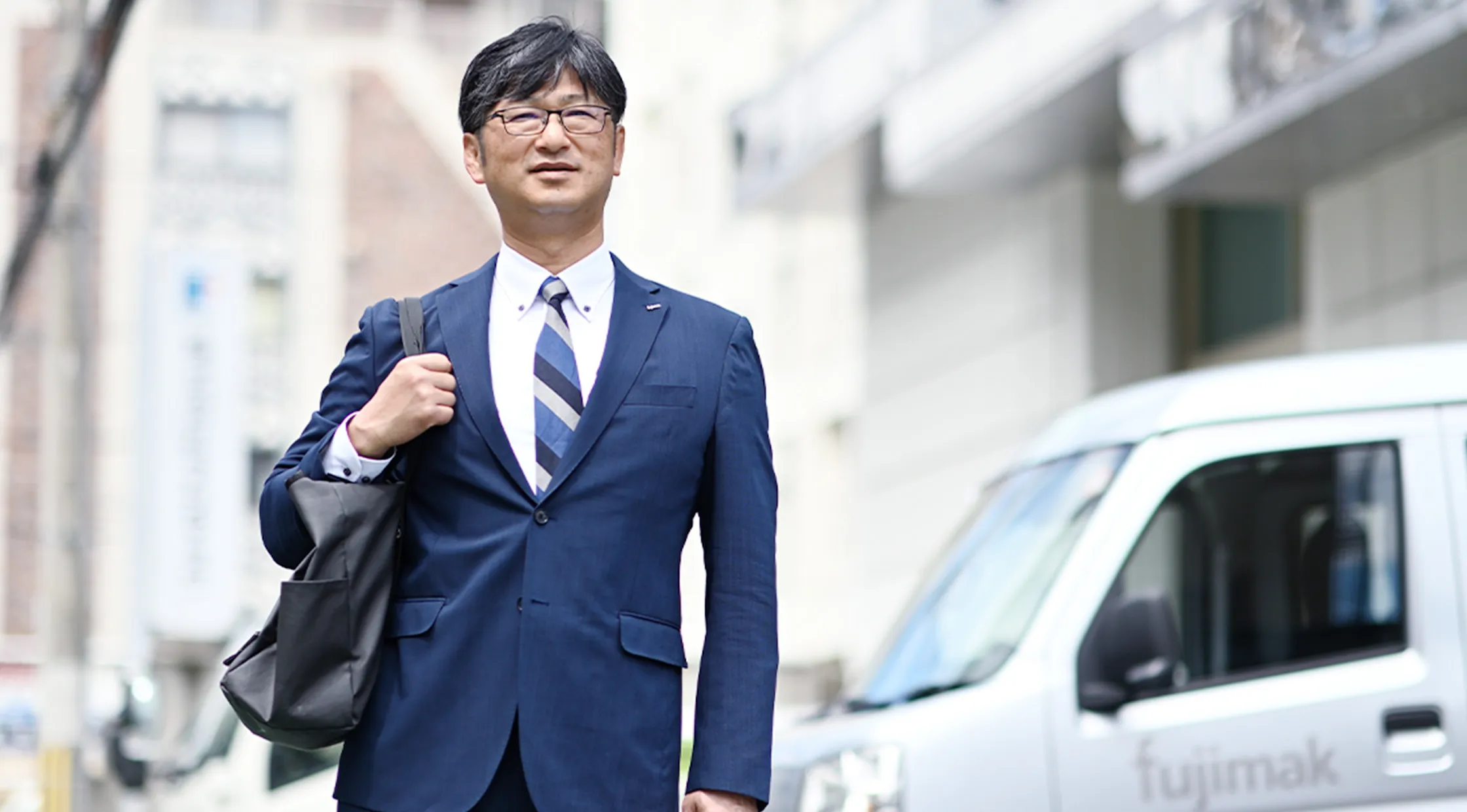 fujimakで働く営業職のYさんが営業に向かう様子