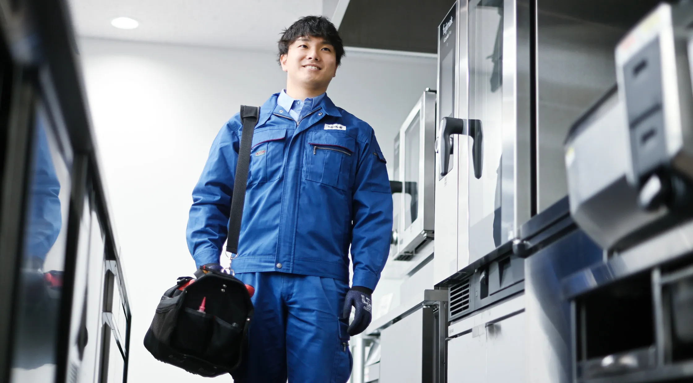 fujimakで働くサービスエンジニア職Oさんがメンテナンスに向かう様子