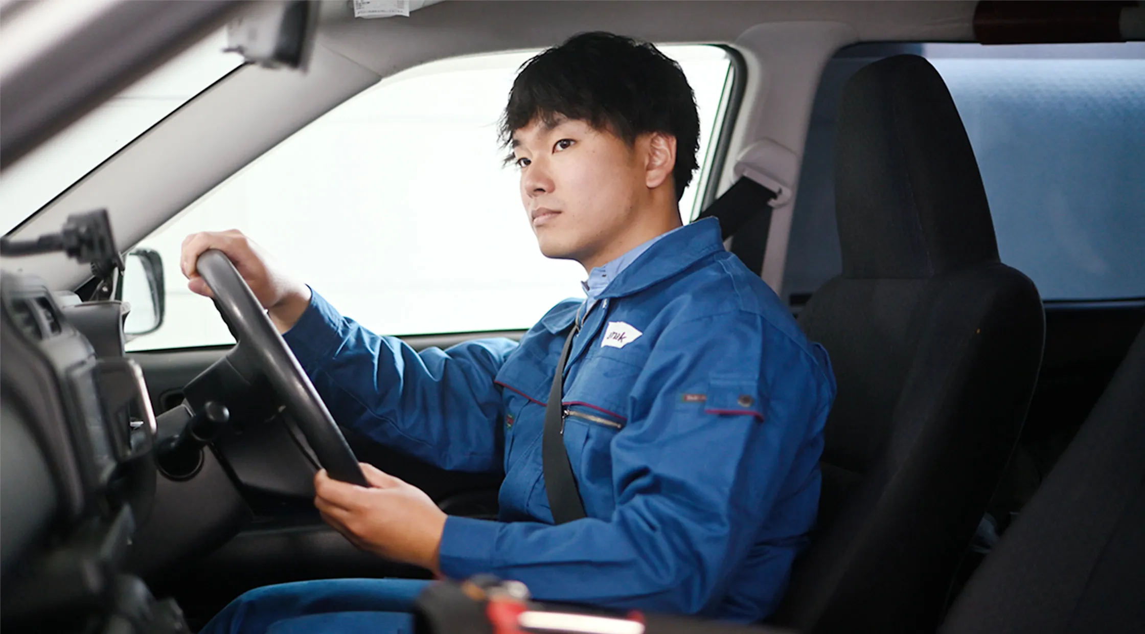fujimakで働くサービスエンジニア職Oさんが運転をして営業先に向かう様子