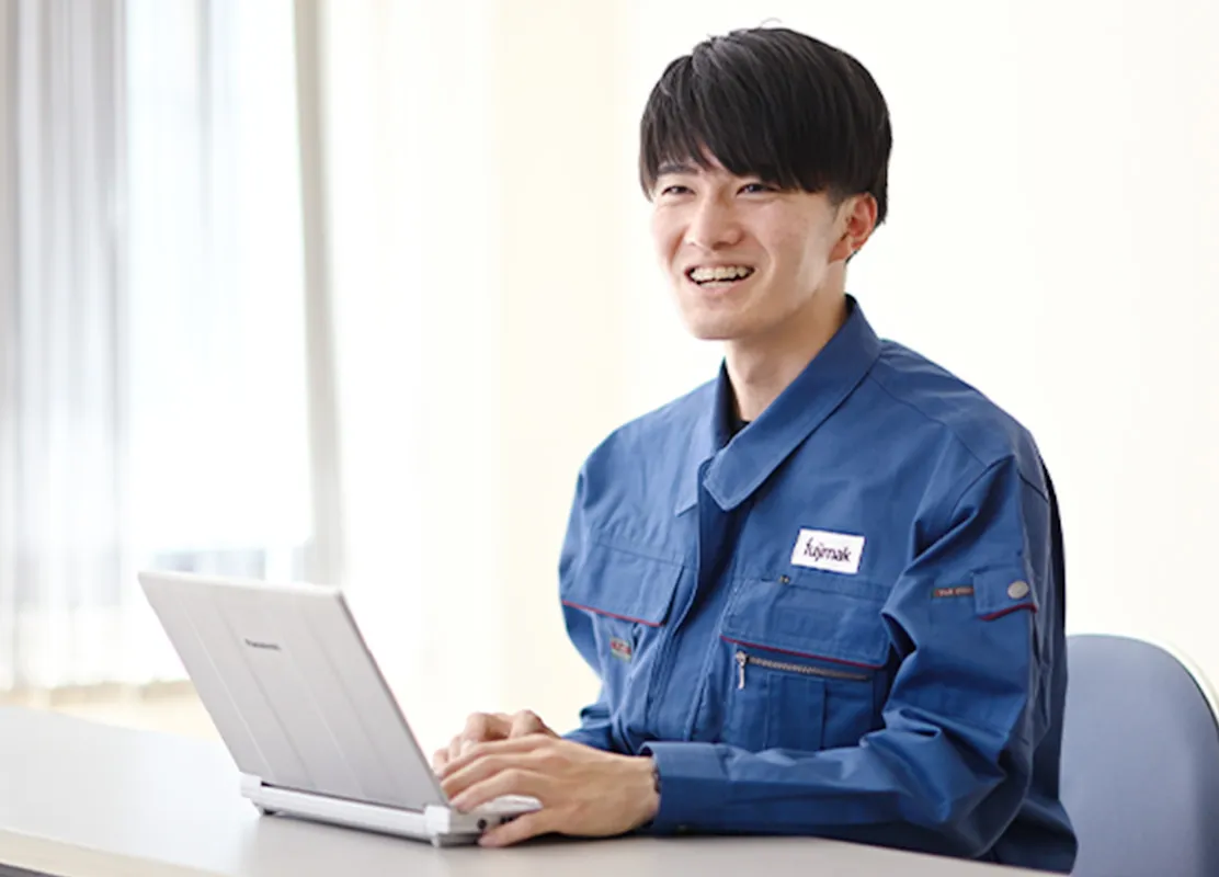 fujimakで働くサービスエンジニア職Yさんが会議をしている様子
