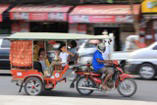 ↑カンボジア名物トゥクトゥク（屋根・座席付きバイク）