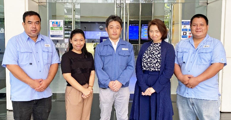 左から修理担当のWATCHARA、 営業のKANTIMA、東條、総務のAPORN、施工担当のANUWAT