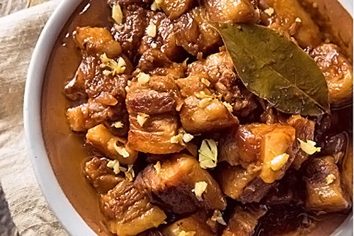 シシグ：豚の耳や頬肉を醬油、ビネガー、ニンニク、唐辛子で炒めた鉄板料理