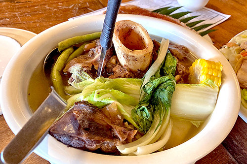 ブラロー：牛の骨付き肉を煮込んだスープ